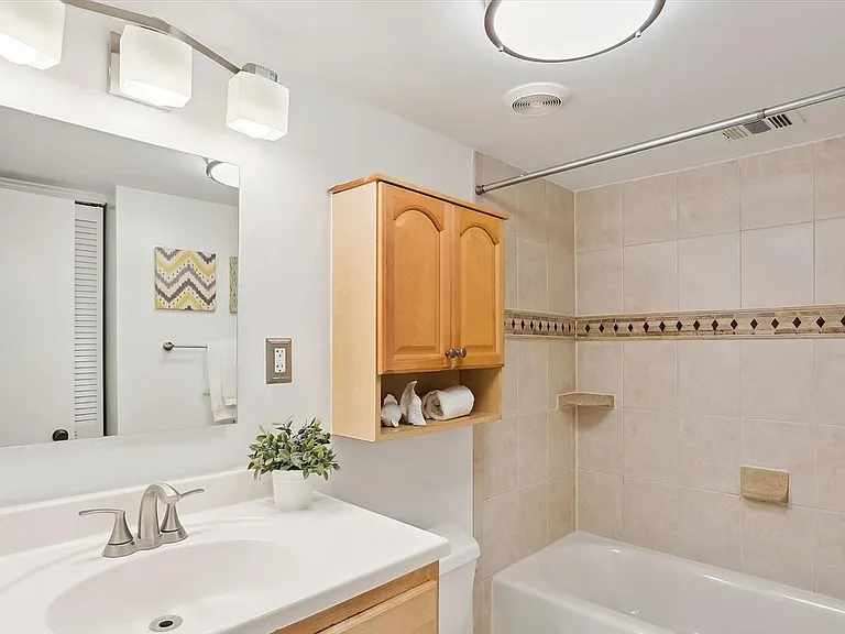 10 Monroe St #302 — Photo 9