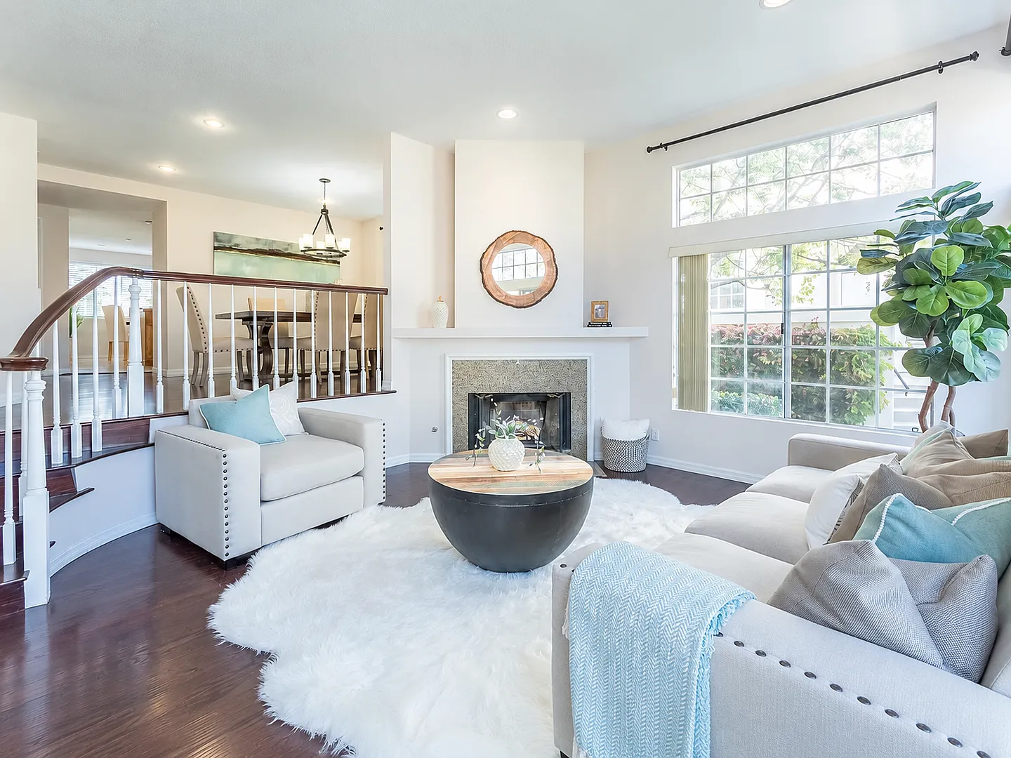 Townhouse with attached Garage Full of Natural Light & Chic Open-Floor Plan — Photo 2
