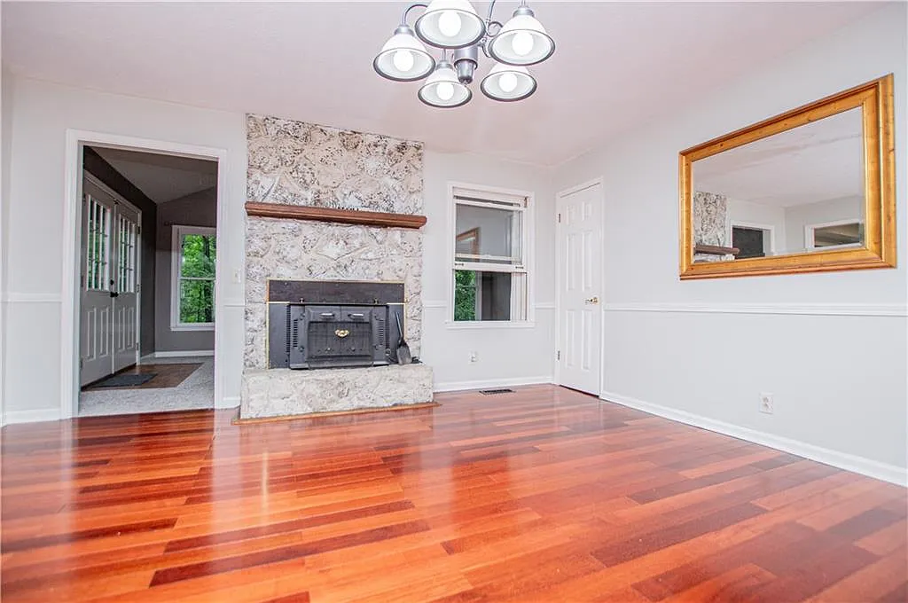 3 bed, 2.0 bath, 1652 sqft, $2,300 — Photo 4