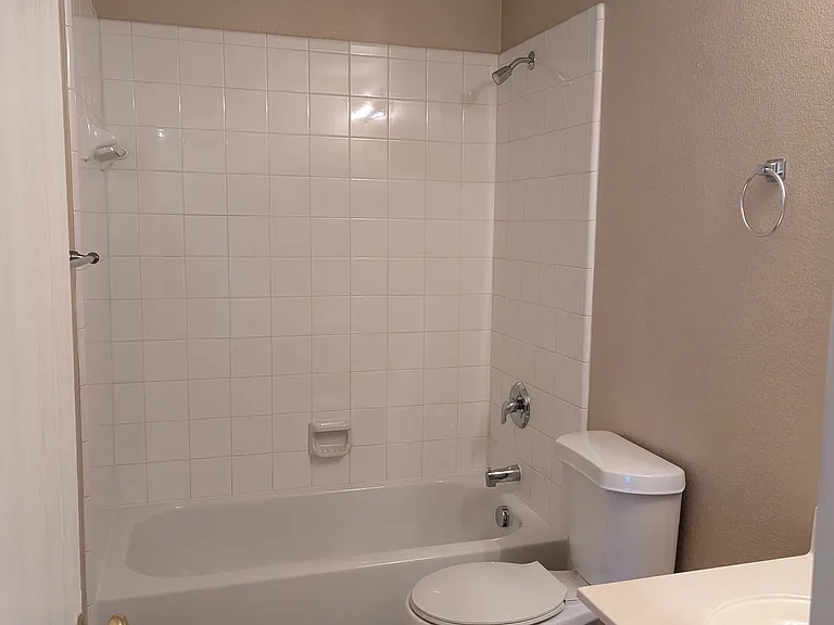 2nd floor full bathroom