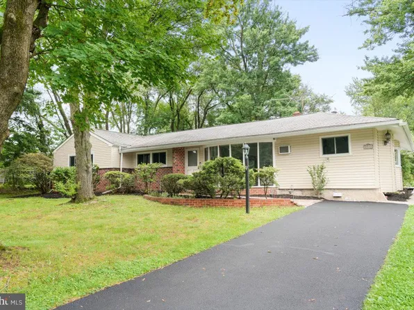 2540 Hillside Ln, Norristown, PA 19403