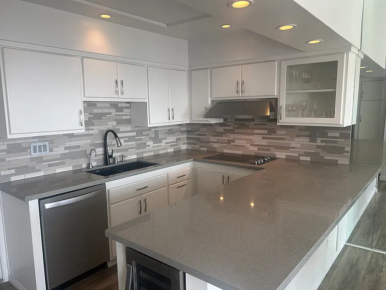 Fully equipped 3 bedroom house with modern kitchen. Turnkey, bring your toothbrush.