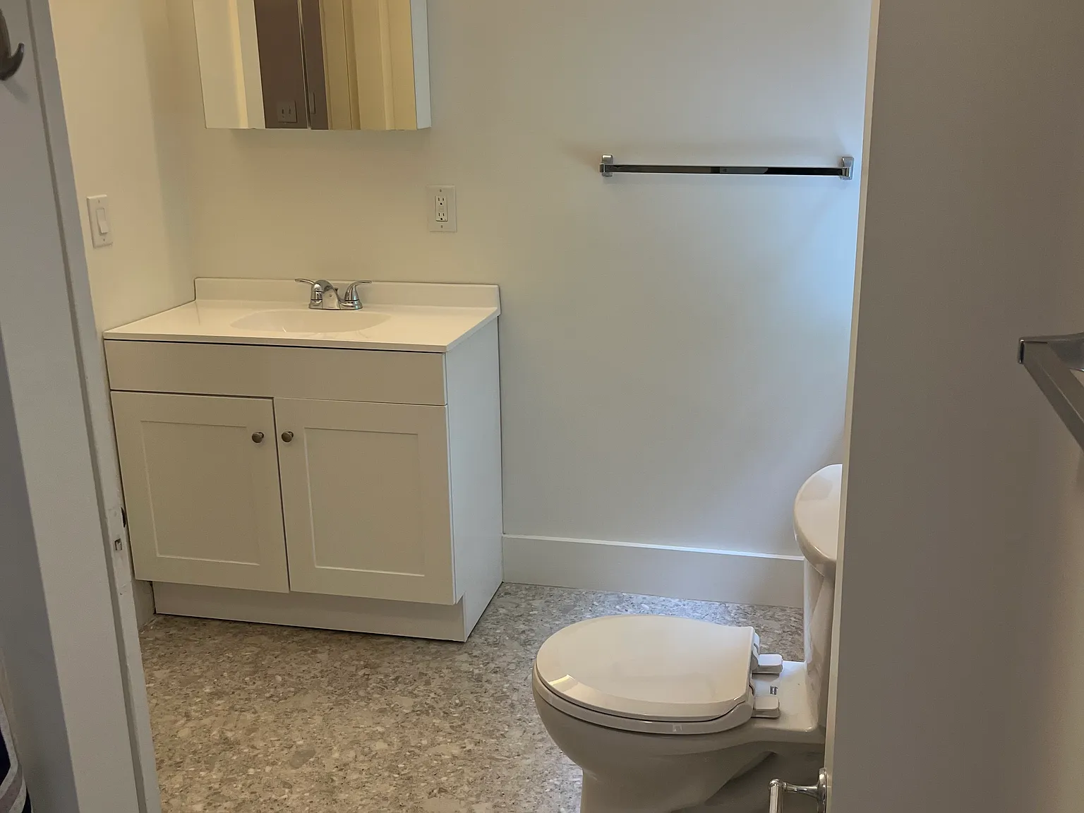 2 bed, 850 sqft, $1,800 — Photo 2
