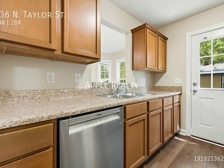836 N Taylor St — Photo 4