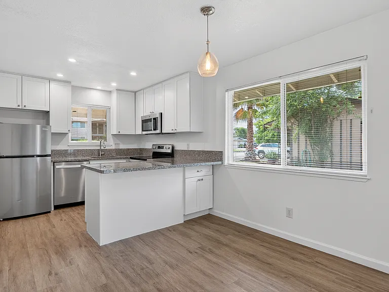 6121 Terrell Dr — Photo 3