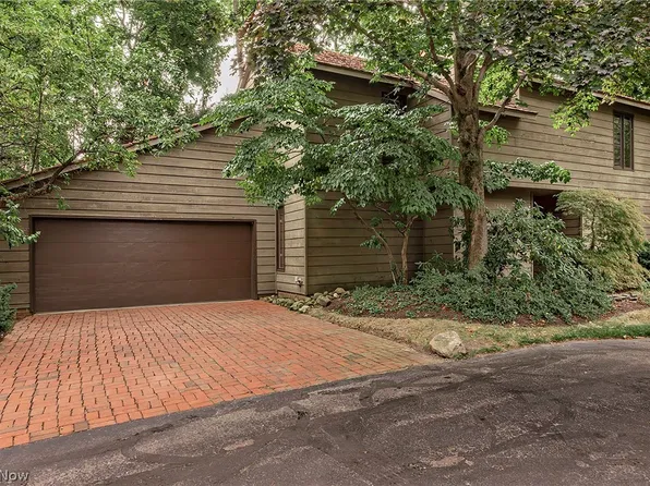 12616 Cedar Rd, Cleveland Heights, OH 44106