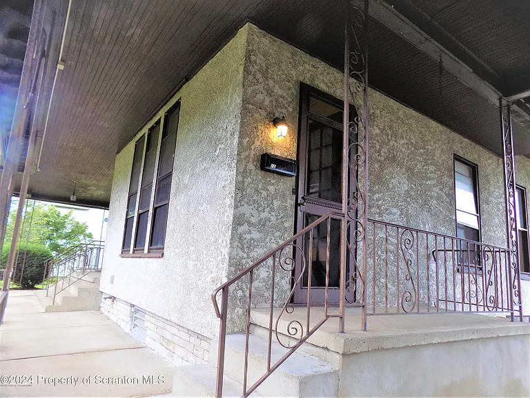 1543 Sanderson Ave #1B — Photo 11