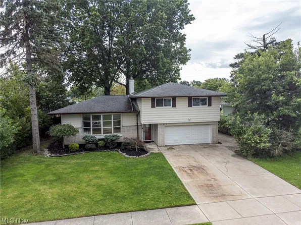 11215 Holliston Ln, Parma Heights, OH 44130