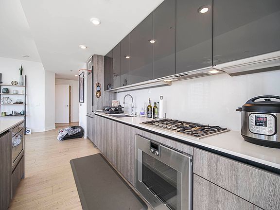 4th image of 201 Folsom St APT 25G