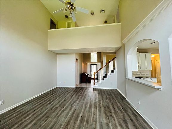 3rd image of 152 Greenridge Cir
