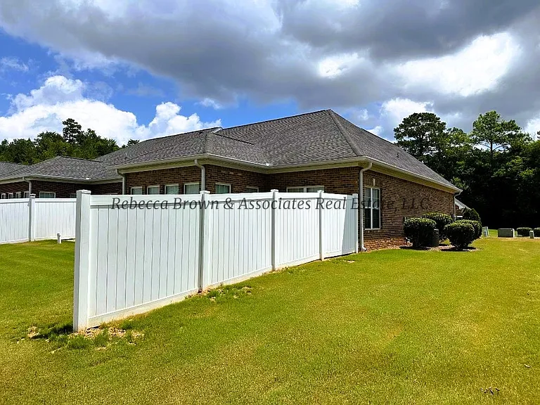 240 Regency Ln SW — Photo 3