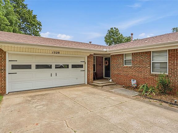 3rd image of 1529 Oakwood Dr