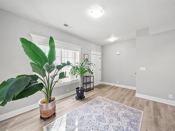 5th image of 701 SE Bluebird Ct