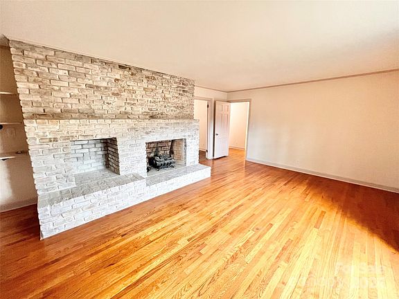 5th image of 320 Marcelle St NE
