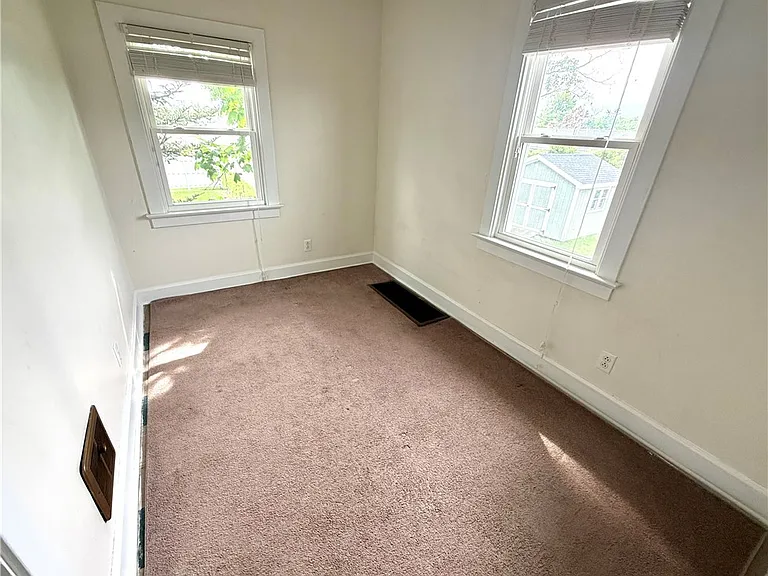 1000 1/2 Van Buren Ave — Photo 9
