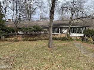 11 Meadowwood Cir W, Lakeville, PA 18438