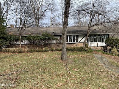 11 Meadowwood Cir W, Lakeville, PA, 18438