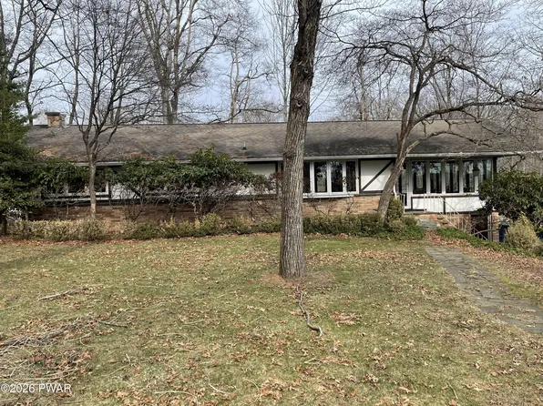 11 Meadowwood Cir W, Lakeville, PA 18438