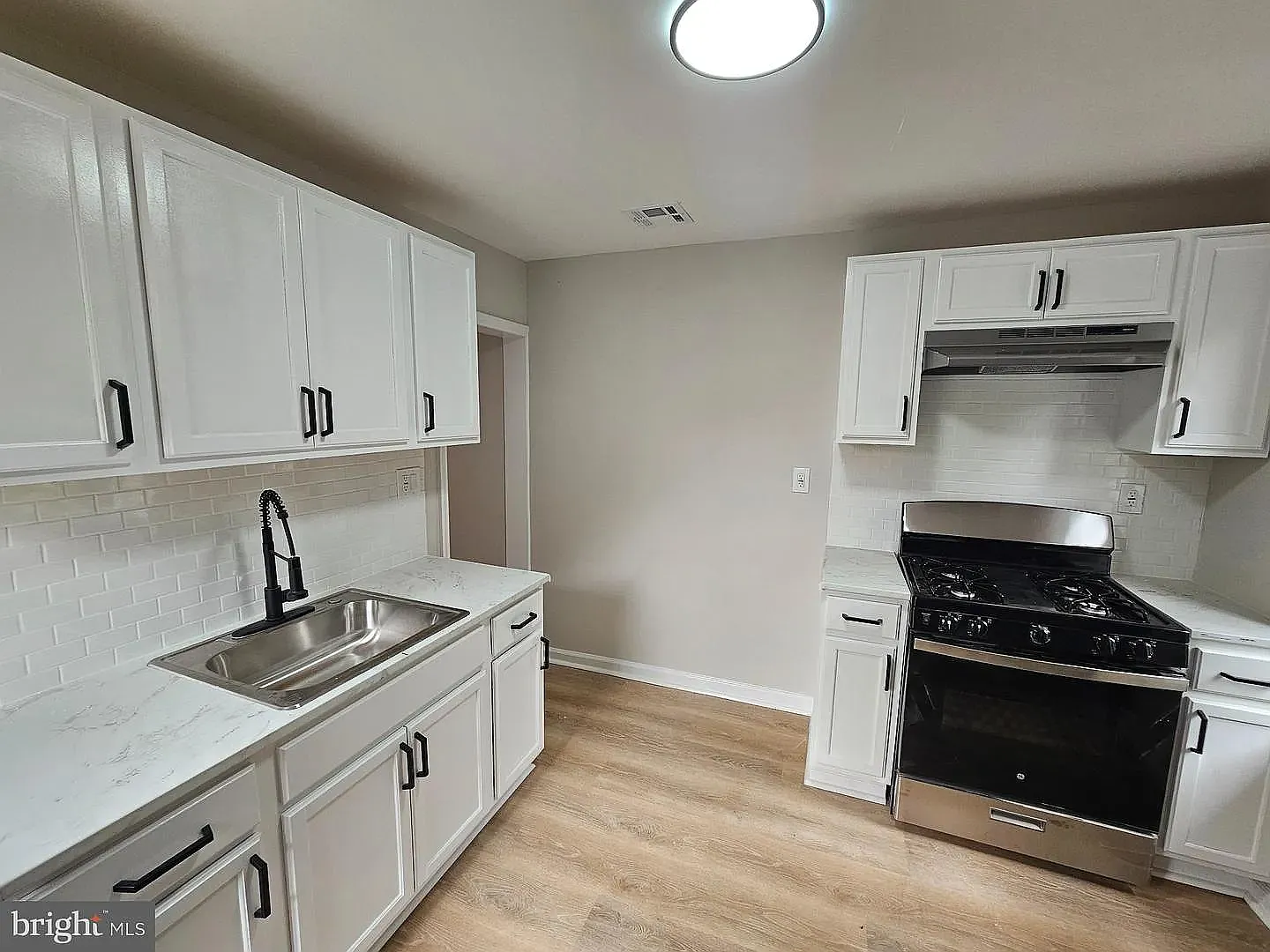 3 bed, $2,200 — Photo 2