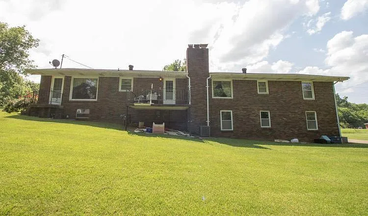936 Duncan St — Photo 2