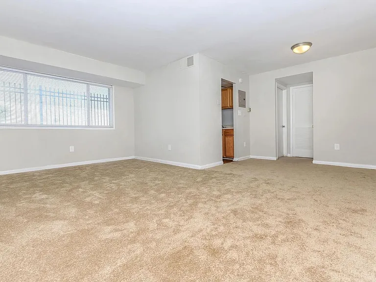 Regency Court Apartments — Photo 49