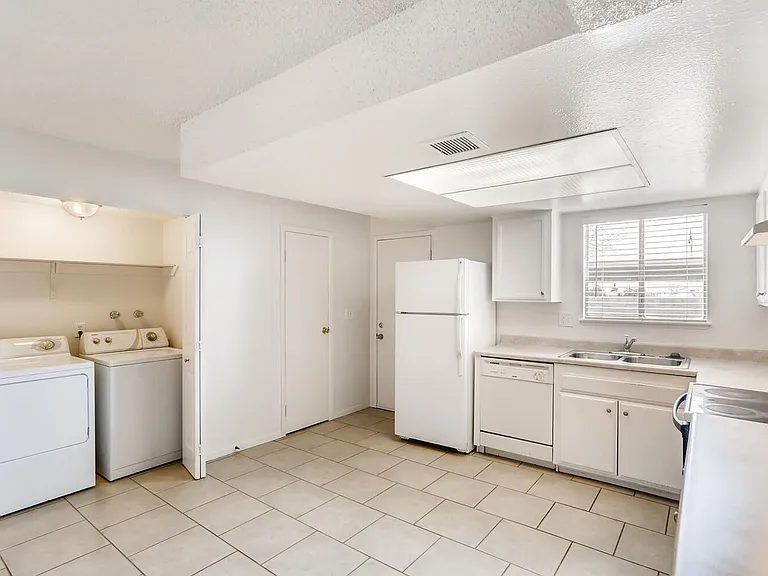 6227 W Washington Ave — Photo 12