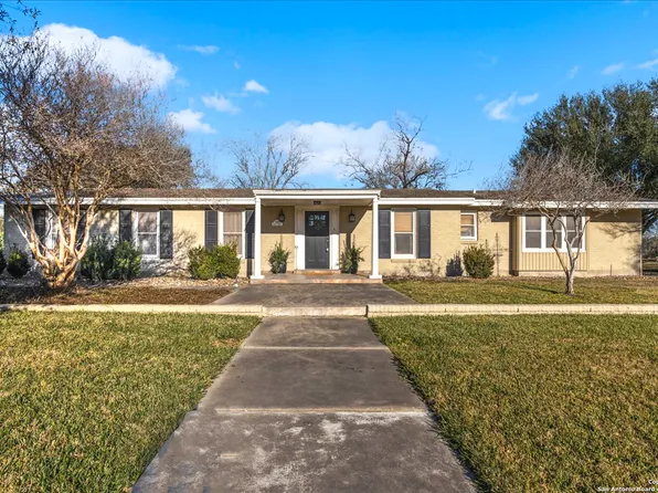 1300 Houston St, George West, TX 78022