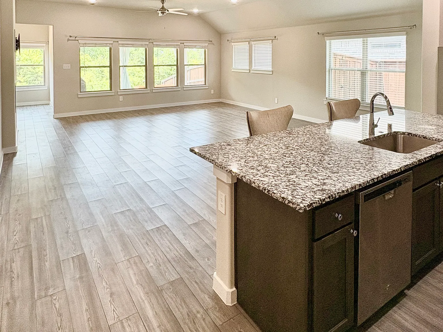 3 bed, 1877 sqft, $2,300 — Photo 4