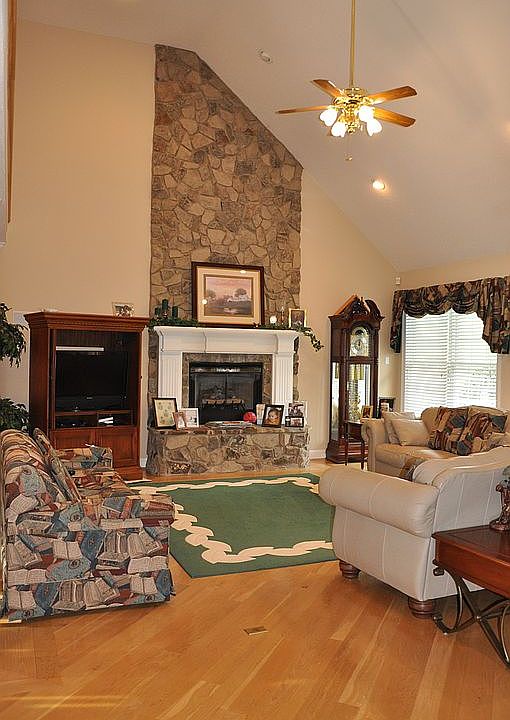 1st image of 129 Ancient Oaks Dr