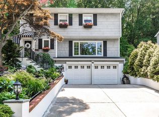 14 Underhill Rd, Glen Head, NY 11545