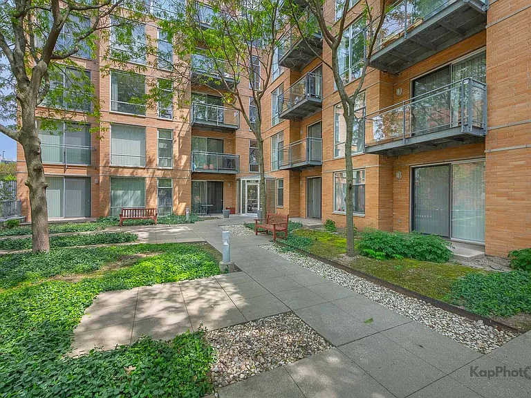 1720 Oak Ave #201 — Photo 2