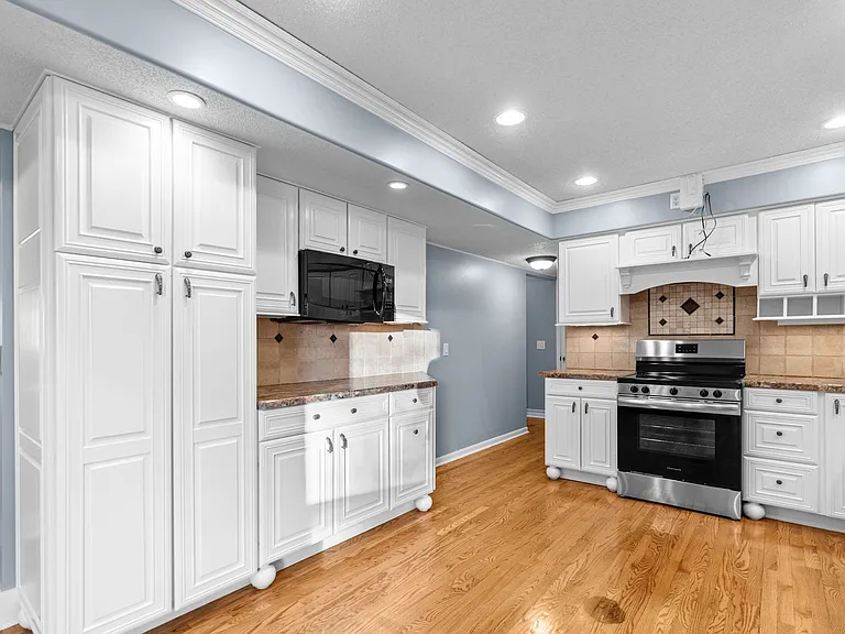 15111 Farnam Cir — Photo 6