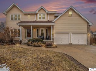 2112 Leigh Cir, Papillion, NE 68133