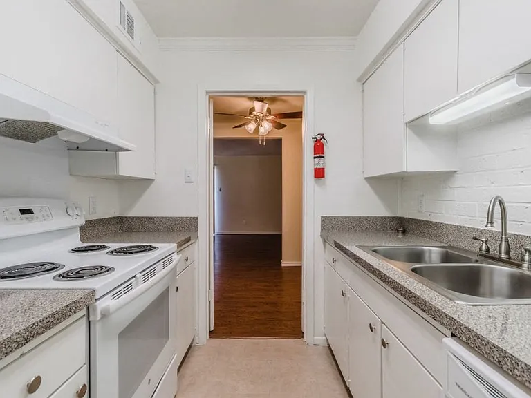 Shenandoah Apartments — Photo 11