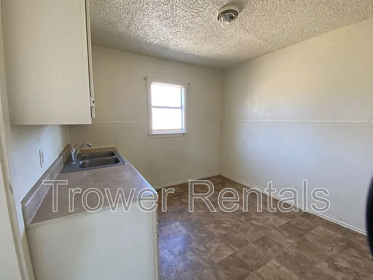 2101 W 10th St #7 — Photo 13