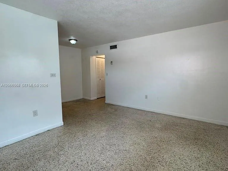 735 W 15th St #4 — Photo 10