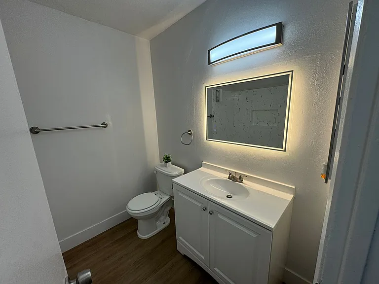 14220 Burbank Blvd — Photo 34