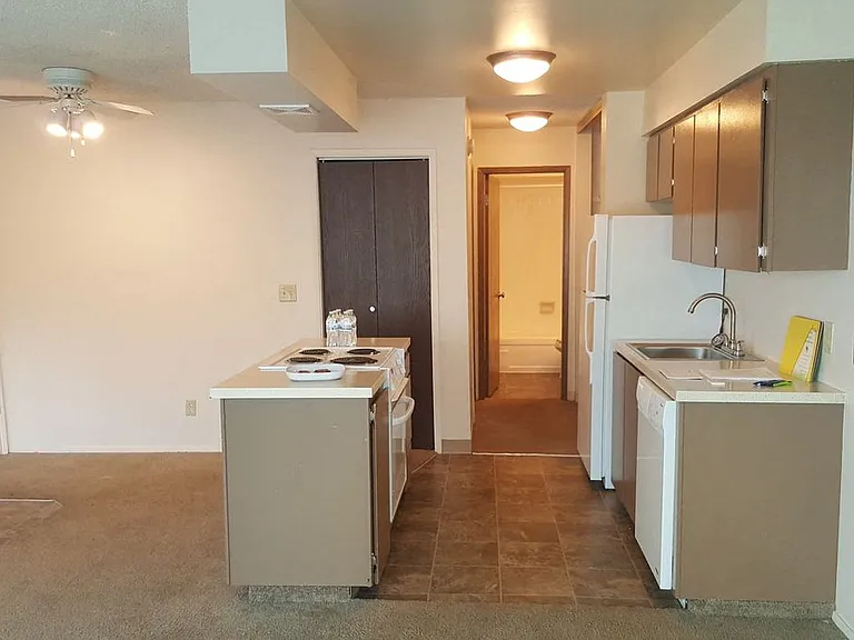 Tristin Square Apartments — Photo 18