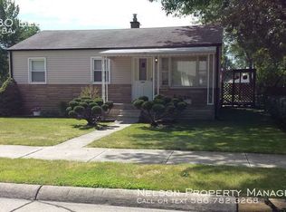 18480 Beechwood St, Roseville, MI 48066