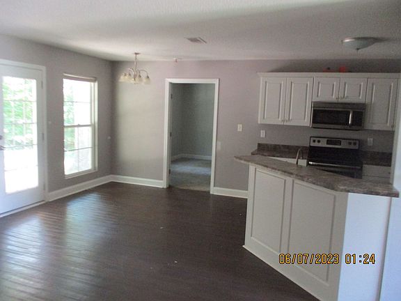 3rd image of 194 Edinborough Dr
