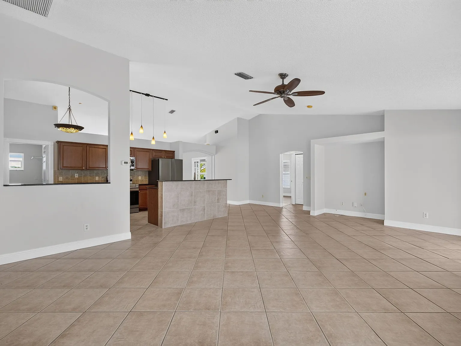 4 bed, 2040 sqft, $3,190 — Photo 3