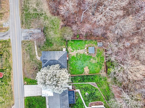 5th image of 409 Blacksnake Rd