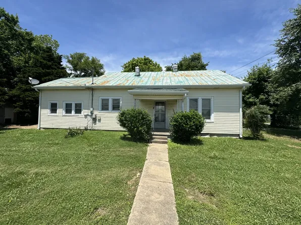 106 Dickson Ave, Dickson, TN 37055