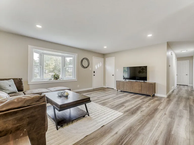 1015 W Longview Ave — Photo 4