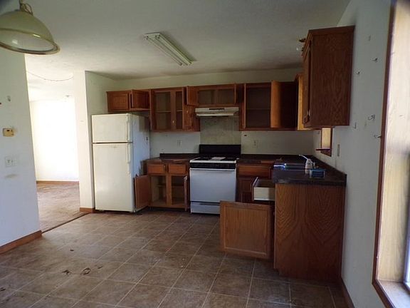 2nd image of 1571 Colwood Rd