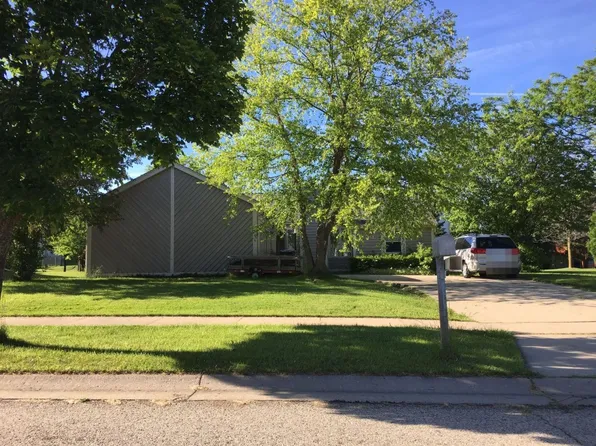 4136 W Southwood Dr, Franklin, WI 53132