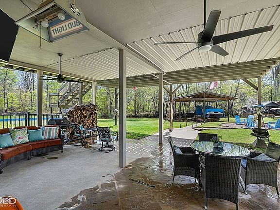 Lower Deck/ patio area