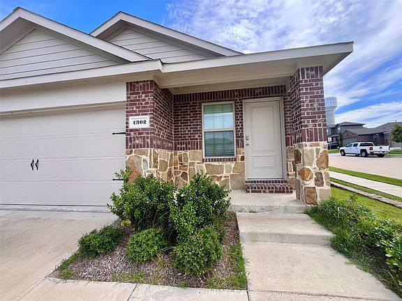 3rd image of 1302 Draper Ln