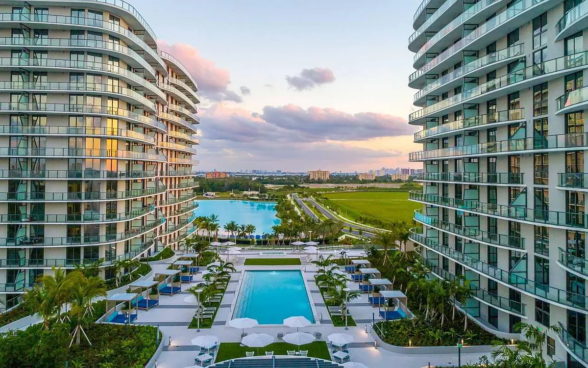 Building Photo - 15059 Biscayne Blvd