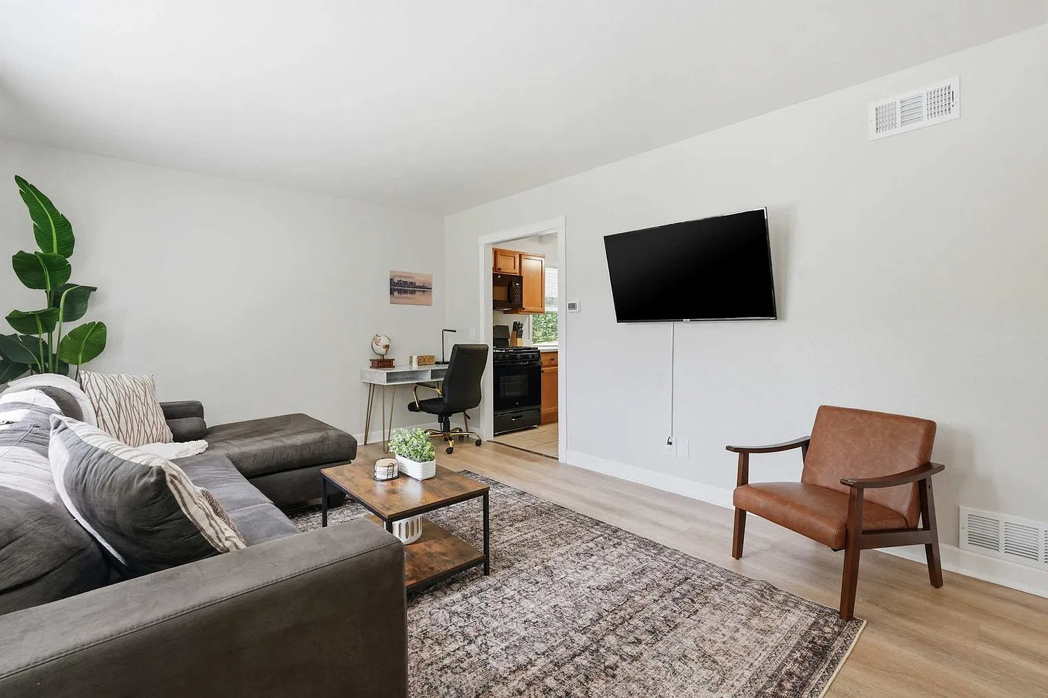 2 bed, 1.0 bath, 764 sqft, $3,159 — Photo 3